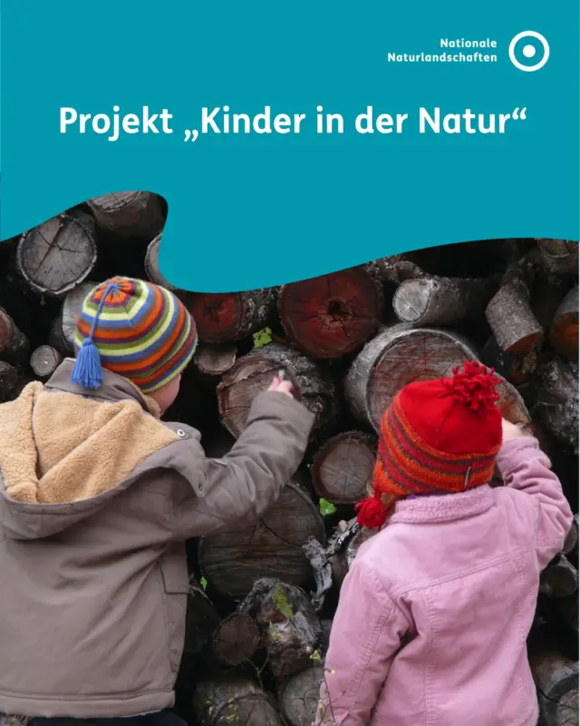 💭 Wenn Kinder die Natur entdecken, verändert das alles.

Seit 2022 bringen wir mit The Human Safety Net und dem Verband Deutscher Naturparke Kita-Kinder in die Naturparke. Sie pressen Apfelsaft, besuchen Bauernhöfe und bauen ihre eigenen Hochbeete. Sie werden ruhiger, neugieriger und konzentrierter 🍎

20 Naturparke. 20 Kitas. Tausende Kinder – viele davon zum ersten Mal wirklich draußen.
Das ist unser Projekt „Kinder in der Natur“ 💚

👉 Mehr zum Projekt in unserer Bio.

#nnl #nationalenaturlandschaften #landschaftenvollerleben #umweltverstehen #naturpark

📷 Fotos:
Bild 1: © VDN-Fotoportal/Silke Wagner
Bild 2: © VDN-Fotoportal/Brezina Peter; © VDN-Fotoportal/Johannes Brenner; © VDN-Fotoportal/bbiel
Bild 4: © Andrea Kellner/ Naturpark Hirschwald
Bild 6: © NNL

Quelle: „Gemeinsam draußen wachsen“: Abschlussbericht der The Human Safety Net-Förderprojekte „Kinder in der Natur“ und „Naturpark-Eltern“/VDN e.V.